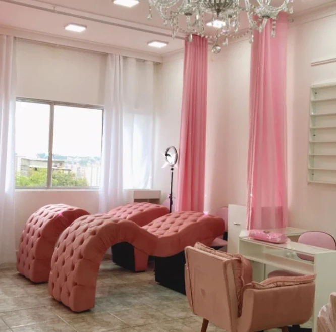 Macas estofadas em ambiente de estética com decoração rosa